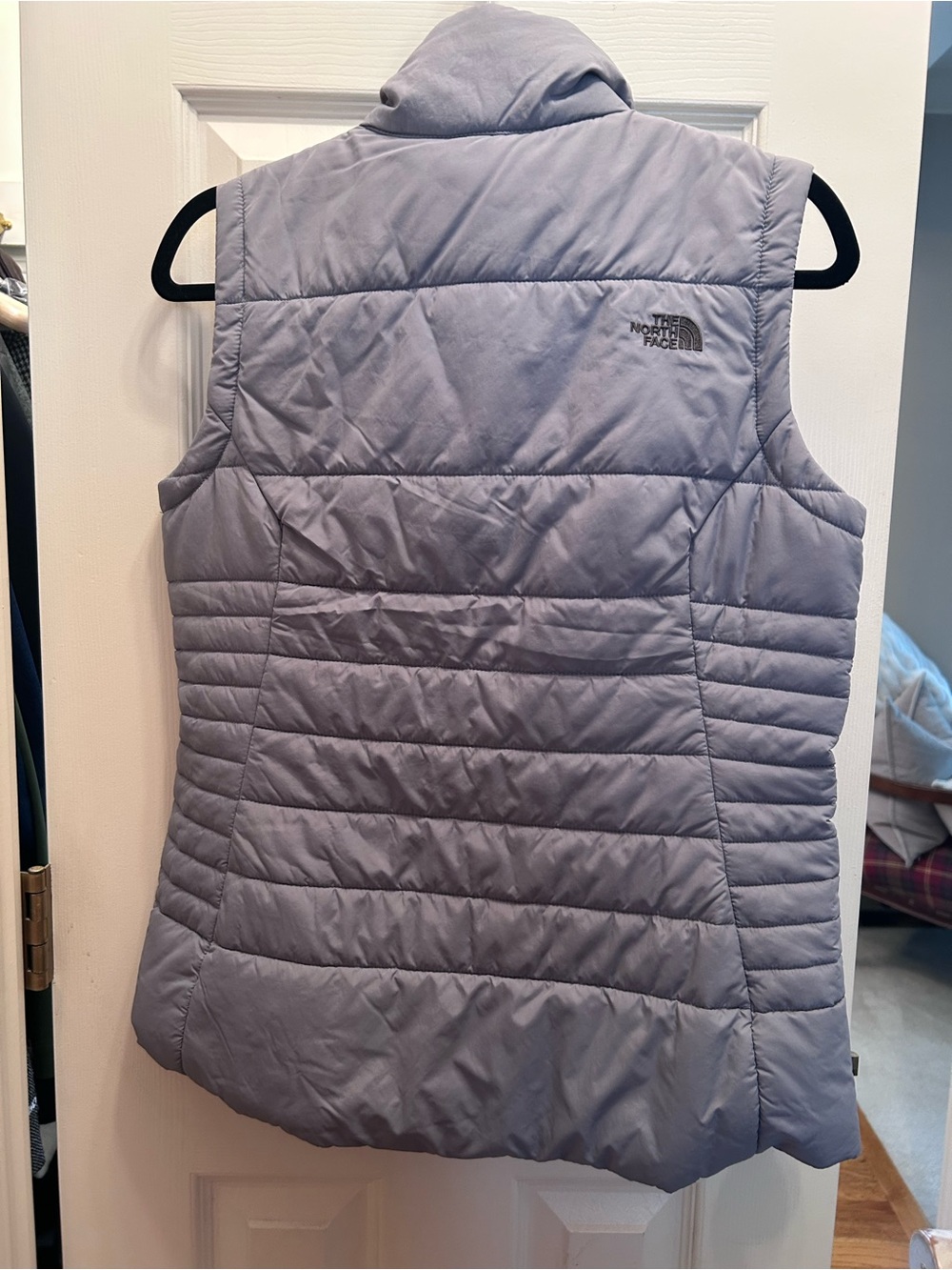 The North Face Light Gray Puffer Vest with Zipper Pockets. Size M. - Picture 4 of 7
